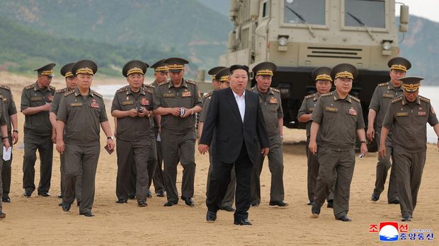 Kim Jong Un mengawasi uji coba senjata Korut
