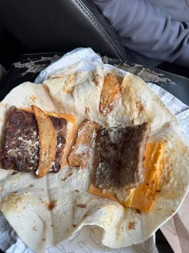 Komplain Pesanan, Pelanggan Ini Diberi Makanan dari Tempat Sampah!