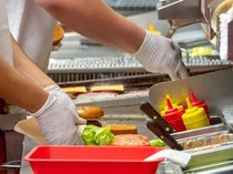 Komplain Pesanan, Pelanggan Ini Diberi Makanan dari Tempat Sampah!