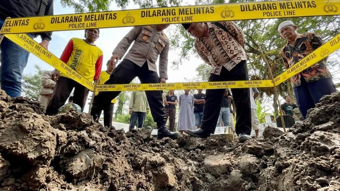 Kondisi makam di Desa Grinting, Brebes, yang diibongkar secara misterius. Diunggah  Jumat (26/6/2026).