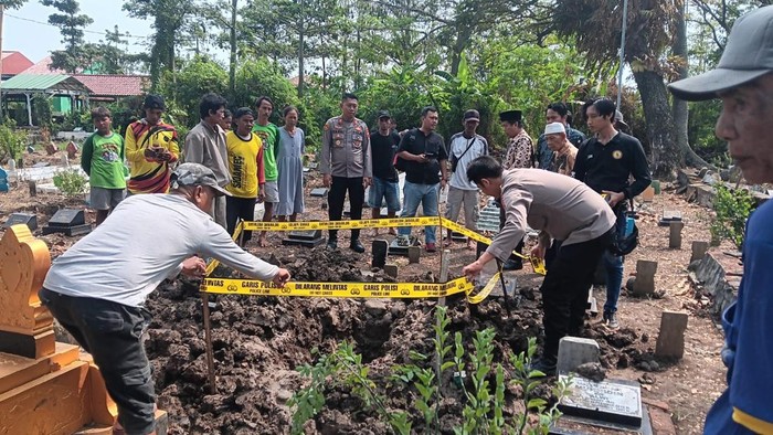 Kondisi makam Toniah warga Desa Grinting, Bulakamba, Brebes, yang dibongkar oleh pria ODGJ warga setempat. Diunggah Jumat (26/6/2026).