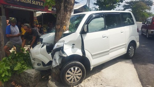 Kondisi salah satu mobil yang terlibat kecelakaan di Jalan Denpasar-Gilimanuk, tepatnya di sebelah barat SPBU Tuwed, Kecamatan Melaya, Jembrana, Bali, Jumat (26/6/2026). (Foto: Dok. Polres Jembrana)