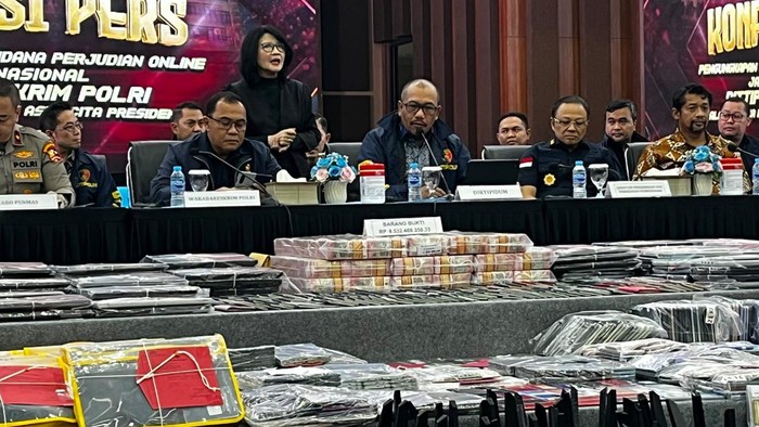 Konferensi pers kasus judi online Hayam Wuruk di Gedung Bareskrim. (Rumondang/detikcom)