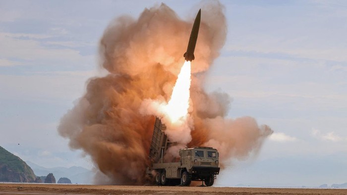 Korut uji coba senjata dengan diawasi Kim Jong Un (via REUTERS/KCNA) 