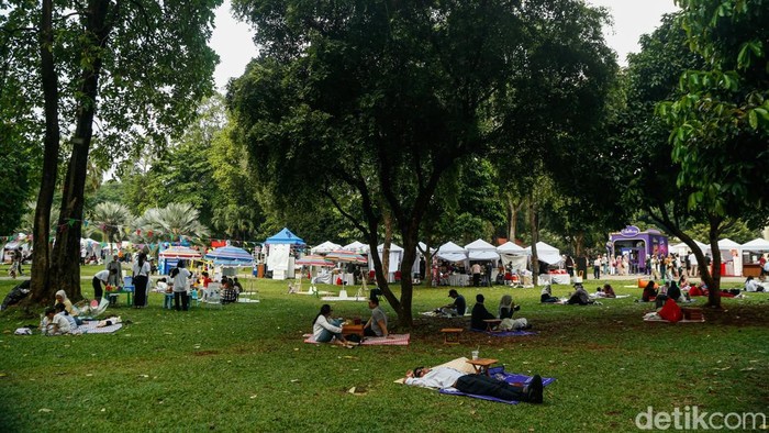 Taman Lapangan Banteng, Jakarta Pusat, menjadi salah satu destinasi favorit warga untuk menghabiskan waktu bersama keluarga menjelang akhir pekan dan masa libur sekolah. Sejak Jumat (26/6/2026) sore, kawasan ruang terbuka hijau tersebut mulai dipadati pengunjung yang datang untuk berpiknik sambil menikmati suasana teduh di bawah pepohonan rindang.