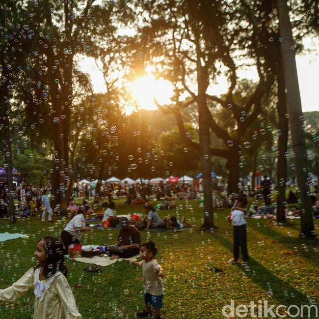 Libur Sekolah, Piknik di Taman Lapangan Banteng Jadi Favorit Warga Jakarta