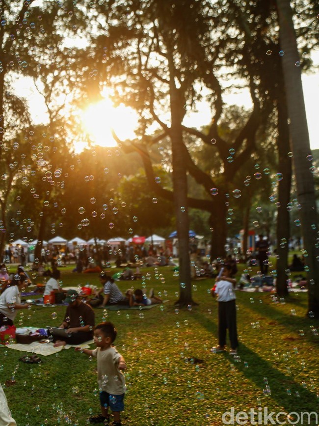 Libur Sekolah, Piknik di Taman Lapangan Banteng Jadi Favorit Warga Jakarta