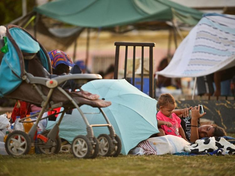 Lapangan Jadi Tempat Berlindung Korban Gempa Venezuela