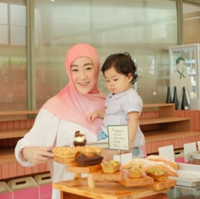 Momen Manis Larissa Chou Makan Bareng Anak hingga Jajan Kue di Kafe