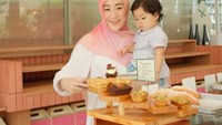 Momen Manis Larissa Chou Makan Bareng Anak hingga Jajan Kue di Kafe