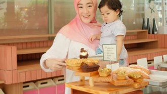 Momen Manis Larissa Chou Makan Bareng Anak hingga Jajan Kue di Kafe