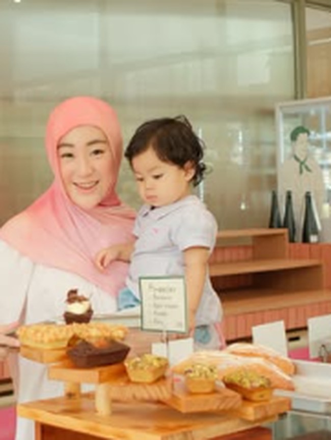 Momen Manis Larissa Chou Makan Bareng Anak hingga Jajan Kue di Kafe