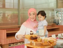 Momen Manis Larissa Chou Makan Bareng Anak hingga Jajan Kue di Kafe