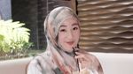 Momen Manis Larissa Chou Makan Bareng Anak hingga Jajan Kue di Kafe