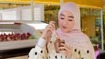 Momen Manis Larissa Chou Makan Bareng Anak hingga Jajan Kue di Kafe