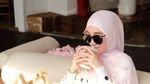 Momen Manis Larissa Chou Makan Bareng Anak hingga Jajan Kue di Kafe