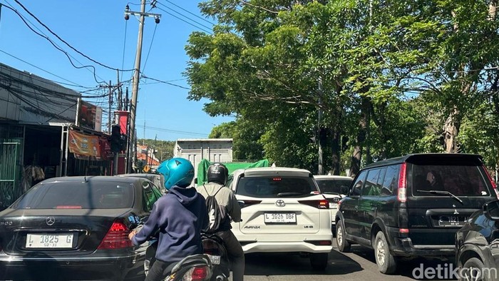 Macet horor di Margomulyo Surabaya