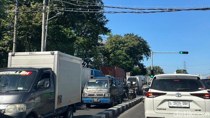 Macet horor di Margomulyo Surabaya