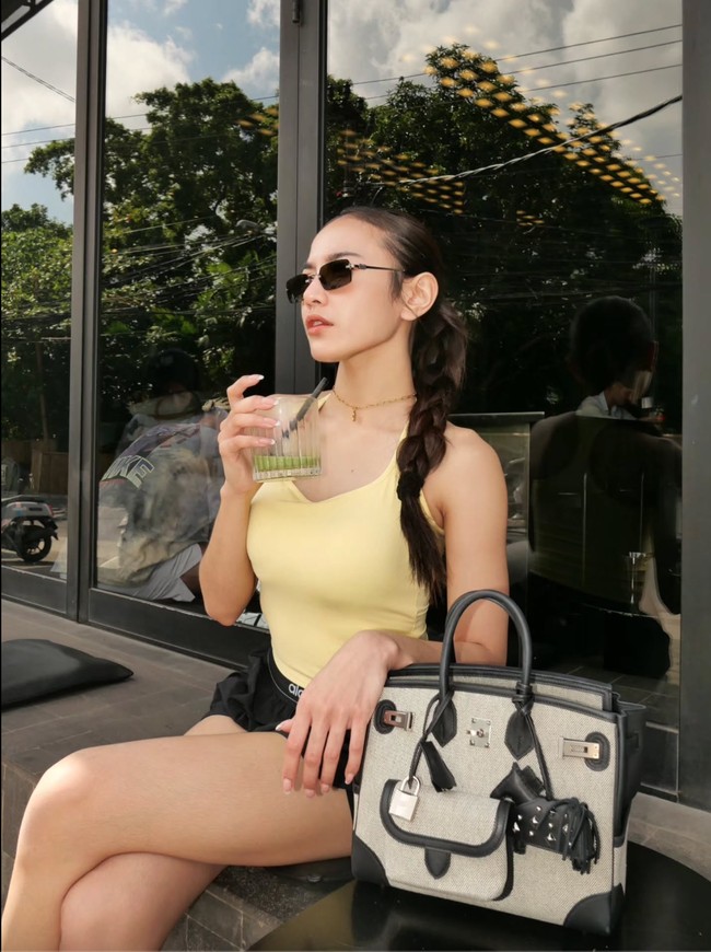 Mahalini kembali tampil memukau dalam foto-foto yang diunggahnya ke Threads. Tampil sporty, istri Rizky Febian itu tampak memadukan tanktop kuning dengan celana pendek hitam. Foto: Threads/@mahaliniraharja
