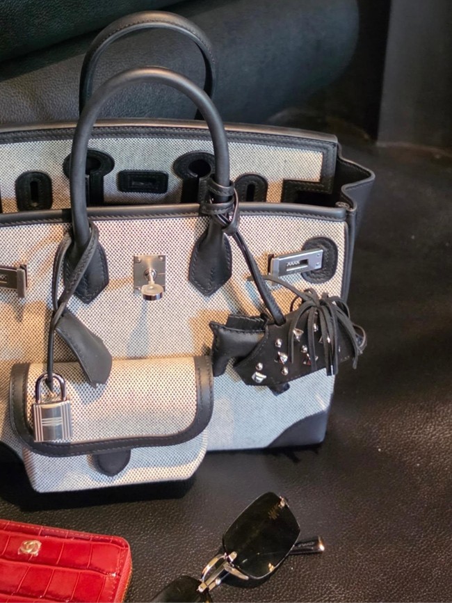 Diketahui tas tersebut berasal dari merek mewah Hermes. Termasuk koleksi terbatas, birkin cargo 25 black swift leather and ecru toile h goeland canvas with palladium hardware itu dibanderol dengan harga Rp 1 miliar. Tas tersebut dipercantik dengan charm hitam berbentuk seperti kuda yang harganya tak kalah bikin melongo, sekitar Rp 21,8 juta. Foto: Threads/@mahaliniraharja