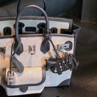 Diketahui tas tersebut berasal dari merek mewah Hermes. Termasuk koleksi terbatas, birkin cargo 25 black swift leather and ecru toile h goeland canvas with palladium hardware itu dibanderol dengan harga Rp 1 miliar. Tas tersebut dipercantik dengan charm hitam berbentuk seperti kuda yang harganya tak kalah bikin melongo, sekitar Rp 21,8 juta. Foto: Threads/@mahaliniraharja