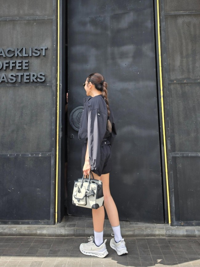 Kaos kaki putih sebetis dan sneakers senada melengkapi keseluruhan outfit Mahalini. Di salah satu foto juga terlihat Mahalini yang menambahkan jaket hitam untuk menutupi bahu dan lengannya. Foto: Threads/@mahaliniraharja