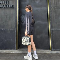 Kaos kaki putih sebetis dan sneakers senada melengkapi keseluruhan outfit Mahalini. Di salah satu foto juga terlihat Mahalini yang menambahkan jaket hitam untuk menutupi bahu dan lengannya. Foto: Threads/@mahaliniraharja
