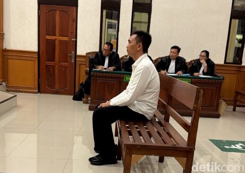 Mantan anggota Ditpolairud Polda Bali I Wayan Setiawan salah satu Terdakwa dalam kasus TPPO ABK KM Awindo 2A, saat menjalani sidang vonis di PN Denpasar, Jumat (26/6/2026). Dokumentasi Wibhi Leksono.