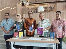 Mantan Direktur WHO Asia Tenggara Hadiahkan Tujuh Buku untuk Jakarta