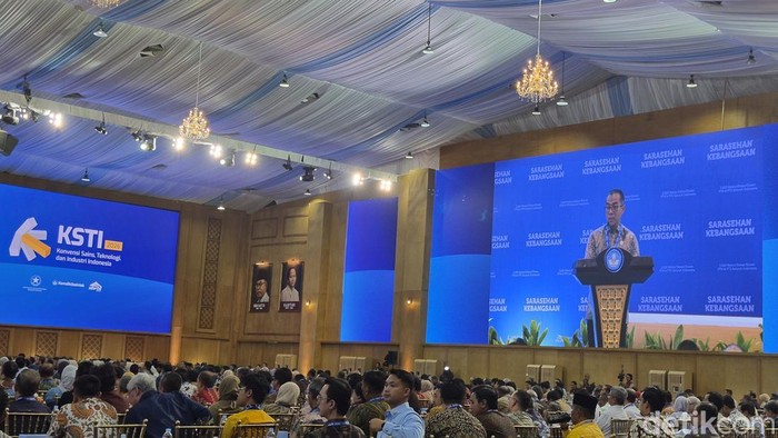 Mendiktisaintek Brian Yuliarto memberikan arahan di KSTI 2026