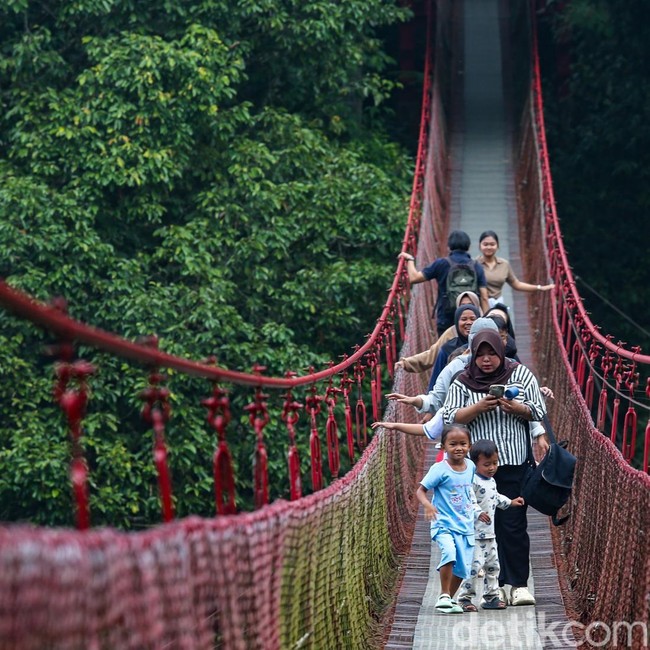 Menyusuri Jembatan Gantung Situ Gunung, Terpanjang se-Asia