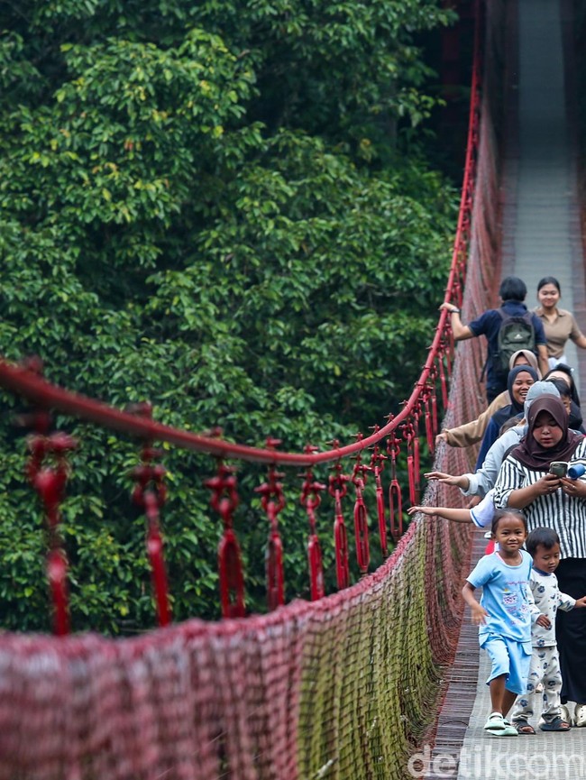 Menyusuri Jembatan Gantung Situ Gunung, Terpanjang se-Asia
