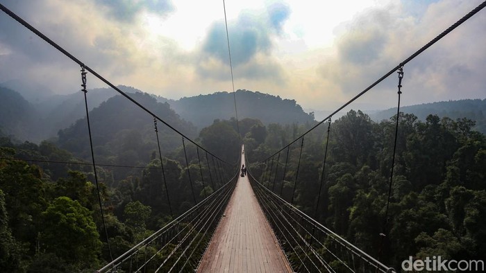 Jembatan Situ Gunung, menjadi salah satu destinasi wisata alam yang menarik di Jawa Barat. Terpanjang se-Asia, tempat ini menawarkan pengalaman seru bagi para pencinta petualangan.