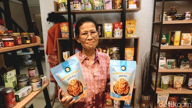 Modal Rp 25 Ribu, Usaha Peyek Mpok Esty Makin Maju Berkat Rumah BUMN BRI
