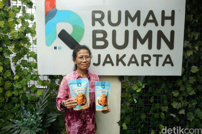Modal Rp 25 Ribu, Usaha Peyek Mpok Esty Makin Maju Berkat Rumah BUMN BRI