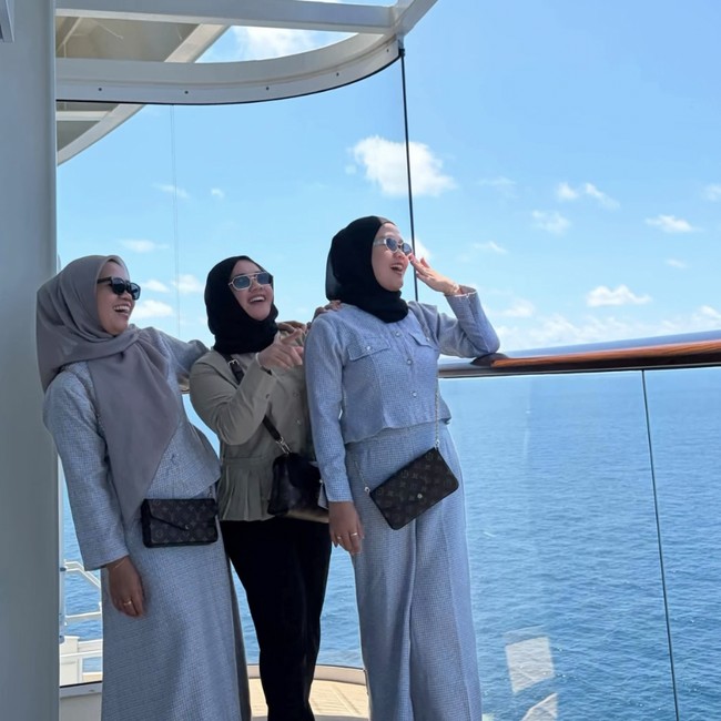 Tas Pengasuh Anak Raffi Ahmad-Nagita Slavina saat Liburan Jadi Sorotan