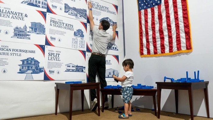 Suasana semarak mewarnai kawasan National Mall di Washington, D.C., Amerika Serikat, saat Great American State Fair atau Pameran Negara Bagian Amerika digelar pada Kamis (25/6/2026). Acara tersebut menghadirkan berbagai paviliun dan tenda perwakilan negara bagian yang menampilkan kekayaan budaya, potensi ekonomi, hingga inovasi dari berbagai wilayah di Negeri Paman Sam.. REUTERS