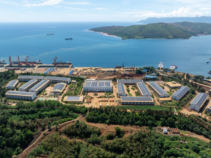 Panel tenaga surya terpasang di atap Living quarter Harita Nickel, di Pulau Obi, Halmahera Selatan, Maluku Utara.