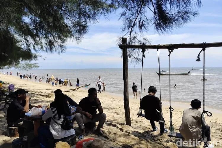 Pantai Sebuai di Kumai, Kalteng. Pantai Sebuai di Kumai, Kalteng.
