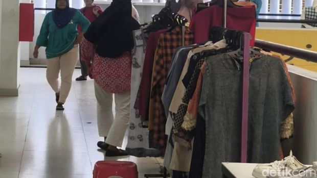 Pasar Maling Semarang Suasana Pasar Maling di Pasar Johar, Kecamatan Semarang Tengah, Kota Semarang.