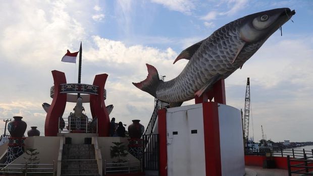 Patung Ikan Jelawat di Sampit Patung Ikan Jelawat di Sampit sebagai ikon kota.
