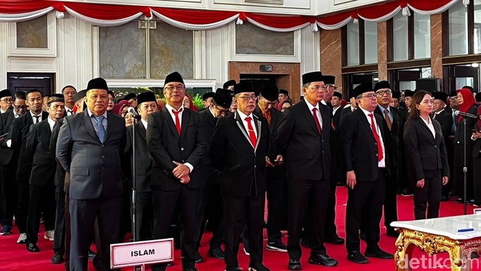 Pelantikan pejabat Pemkot Surabaya setelah dimutasi besar-besaran oleh Wali Kota Surabaya Eri Cahyadi.