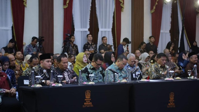 Bupati Mojokerto Muhammad Albarraa (Gus Barra) menghadiri Forum Investasi Jatim di Gedung Negara Grahadi, Surabaya
