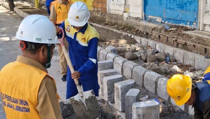 Pemkot Makassar menata ulang trotoar Jalan Tinumbu.