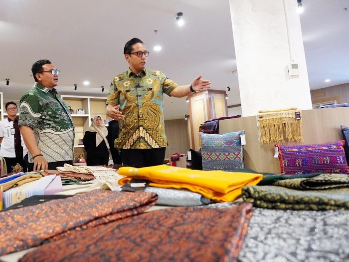 Suasana galeri Dekranasda Kota Medan di gedung MPP Jalan Iskandar Muda.