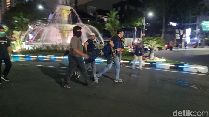 Pendemo diduga pelaku pelemparan dan upaya perusakan Grahadi diringkus polisi.