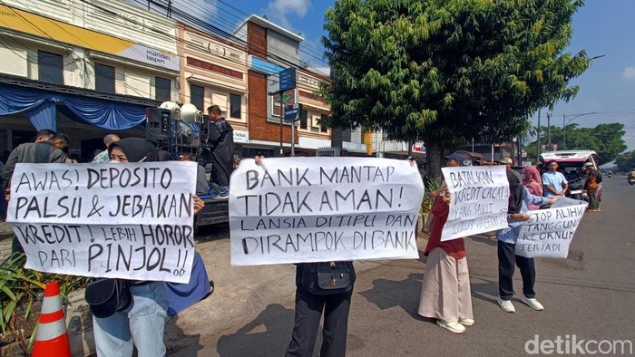 Sejumlah pensiunan menggelar aksi di halaman kantor Mandiri Taspen Purwokerto, Banyumas, Jumat (26/6/2026).