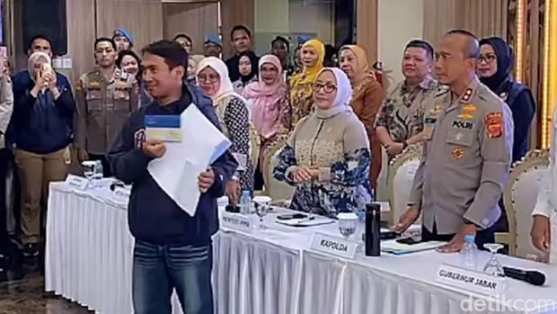 Penyerahan Rp 250 juta pada keluarga YTR, korban penyekapan dan penganiayaan