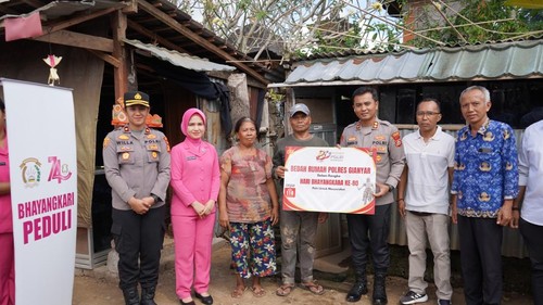 Penyerahan simbolis pembangunan rumah baru hasil bedah rumah Polres Gianyar di Banjar Kelod Kangin, Kelurahan Beng, Kecamatan Gianyar, Bali, Jumat (26/6/2026). (Foto: Dok. Polres Gianyar)