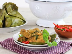 Resep Pepes Ayam Kemangi yang Dagingnya Juicy dan Harum Daun Pisang